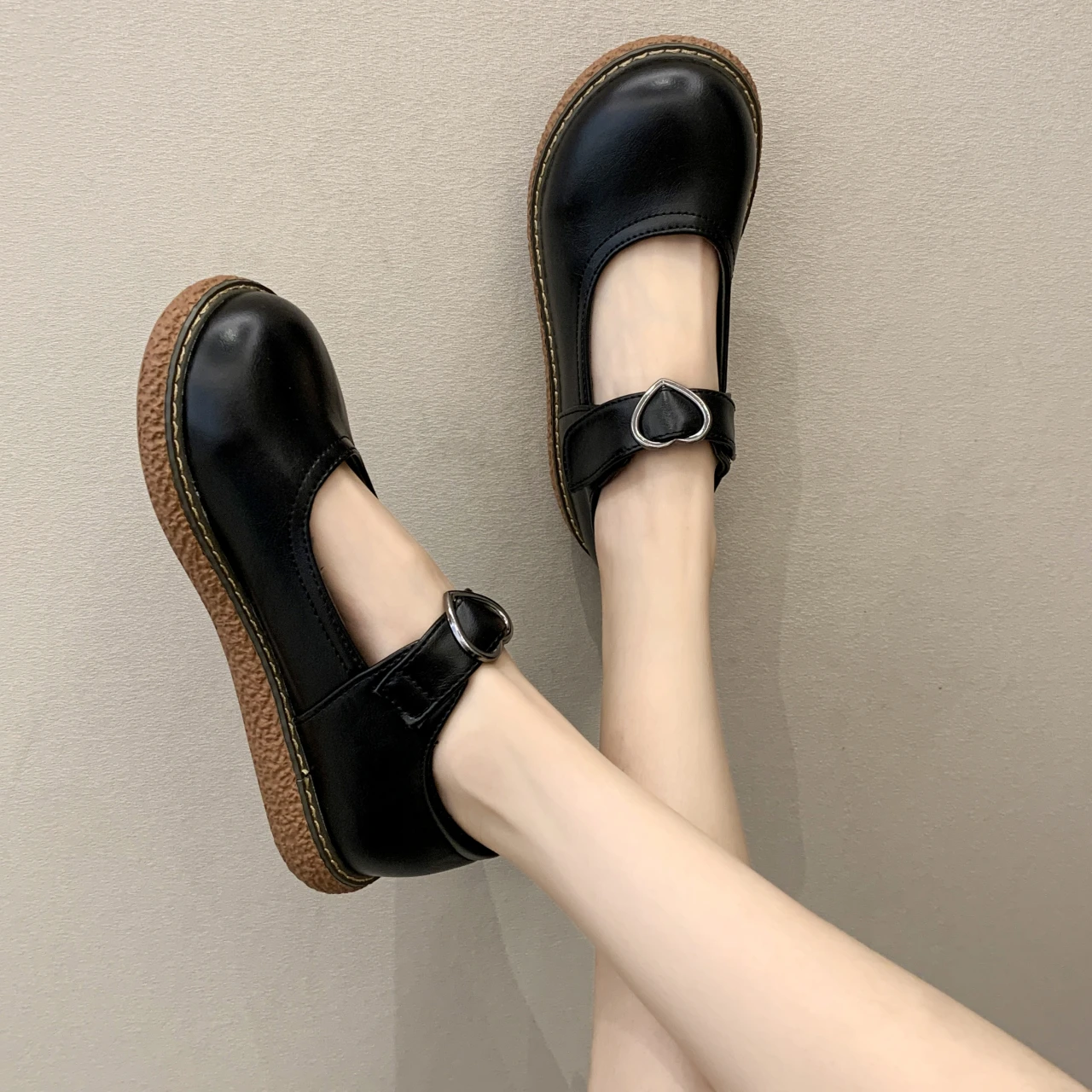 Туфли женские демисезонные из лакированной кожи, на плоской платформе, с круглым носком
Туфли женские демисезонные из лакированной кожи, на плоской платформе, с круглым носком