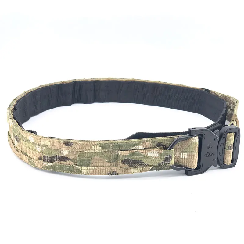 Cinturón táctico desplegado mostrando el patrón Multicam