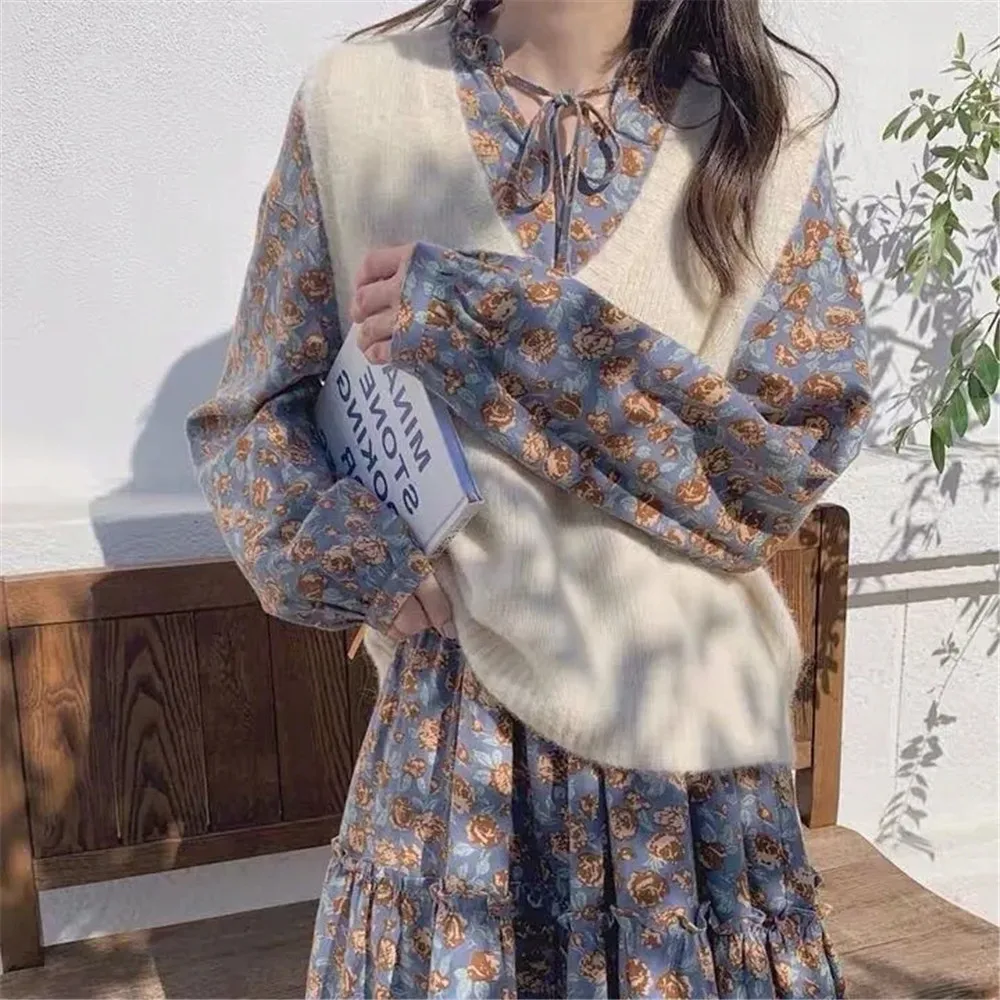 French Vintage 2pcs Set V-Neck Knitted Vest Pullover + Ruffled Long-Sleeved Lace Floral Print Dress Women Korean Wild Sweet Suit
French Vintage 2pcs Set V-Neck Knitted Vest Pullover + Ruffled Long-Sleeved Lace Floral Print Dress Women Korean Wild Sweet Suit