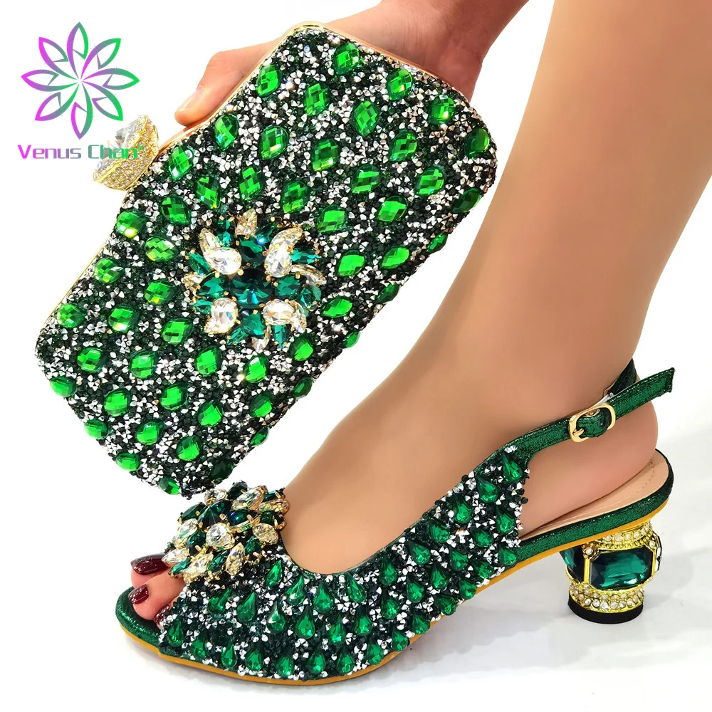 Высококачественная итальянская женская обувь и комплект сумок нового дизайна, подходящие в туфли-лодочки зеленого цвета на каблуке для рождественской вечеринки
Высококачественная итальянская женская обувь и комплект сумок нового дизайна, подходящие в туфли-лодочки зеленого цвета на каблуке для рождественской вечеринки