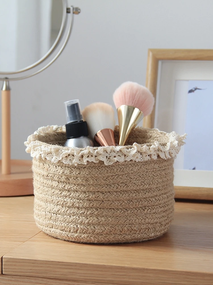 Корзина для хранения в садовом стиле для косметики, общежития, дома, прикроватного столика, из джута, с кружевом
Корзина для хранения в садовом стиле для косметики, общежития, дома, прикроватного столика, из джута, с кружевом