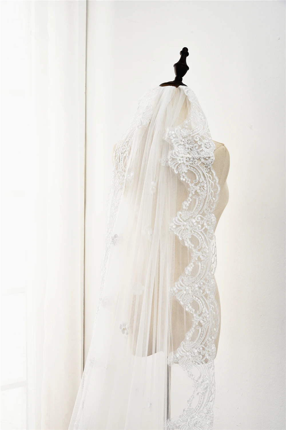 Wedding Veils Long Full Lace Edge 3D Pearls Flowers Floral Appliques Petals Bridal Veil With Comb velo de novia 3Meters
Wedding Veils Long Full Lace Edge 3D Pearls Flowers Floral Appliques Petals Bridal Veil With Comb velo de novia 3Meters