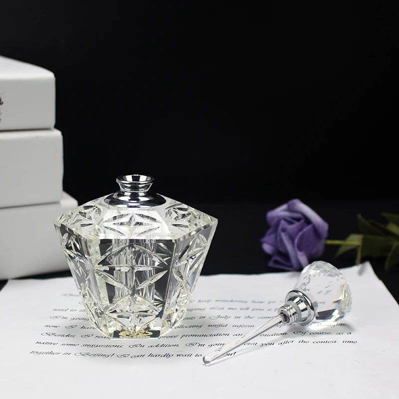 Luxury Hollow Pattern 12ML Transparent Crystal Perfume Oil Bottle empty Parfume Container Crafts Wedding Favors Gifts For Woman
Luxury Hollow Pattern 12ML Transparent Crystal Perfume Oil Bottle empty Parfume Container Crafts Wedding Favors Gifts For Woman