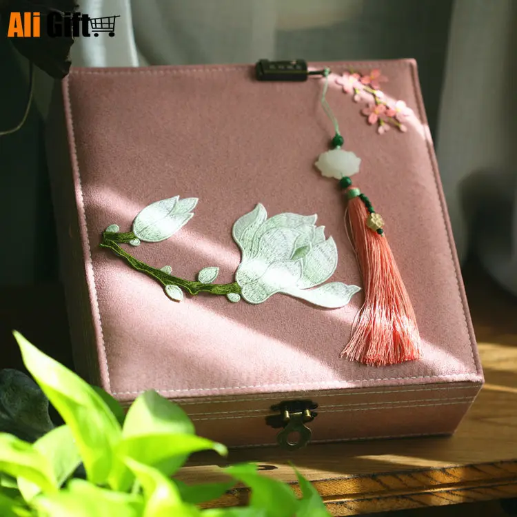 New Fashion Lettering Married Chinese Jewelry Boxes Jewelry Storage Boxes Birthday Gift for Girlfriend Diamond Accessories Props
New Fashion Lettering Married Chinese Jewelry Boxes Jewelry Storage Boxes Birthday Gift for Girlfriend Diamond Accessories Props