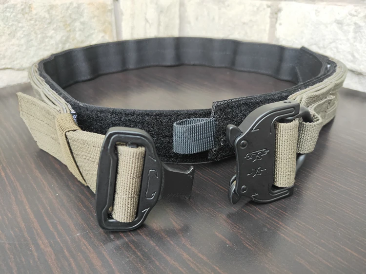 Cinturón táctico con accesorios Molle de ejemplo