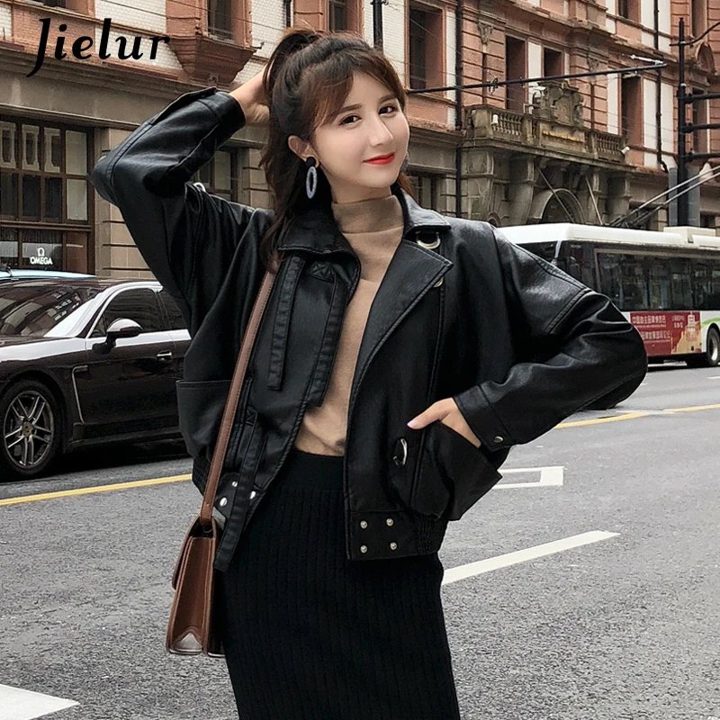 Jielur 2021 Autumn Leather Jacket Women Loose Black Winter Coat Solid Color Chic Pocket Short Women Leather Jacket M-L
Jielur 2021 Autumn Leather Jacket Women Loose Black Winter Coat Solid Color Chic Pocket Short Women Leather Jacket M-L