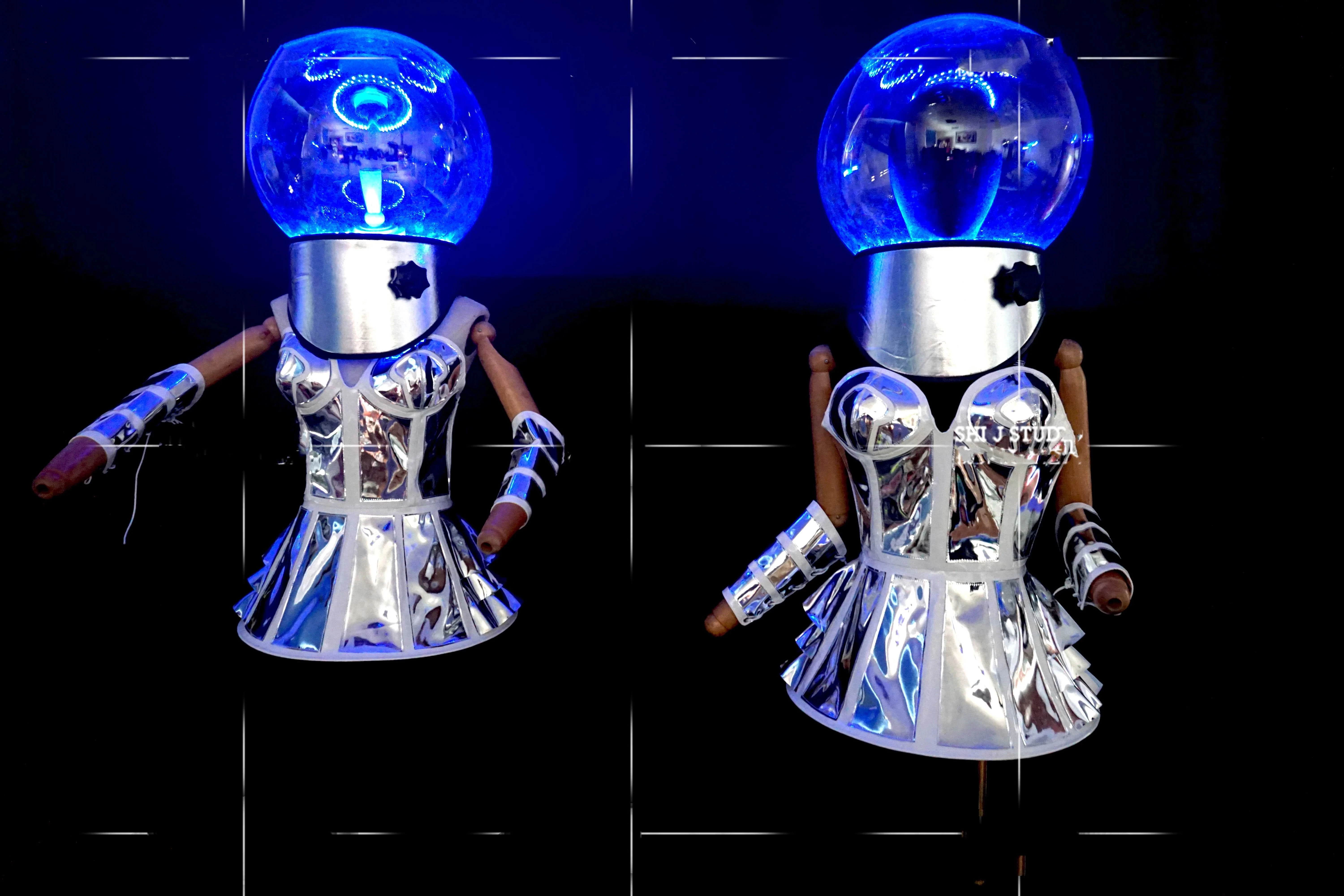 Silver Stage Show party girl future Technology clothing helmet with LED lights gogo stage dance show mirror performance costume
Silver Stage Show party girl future Technology clothing helmet with LED lights gogo stage dance show mirror performance costume
