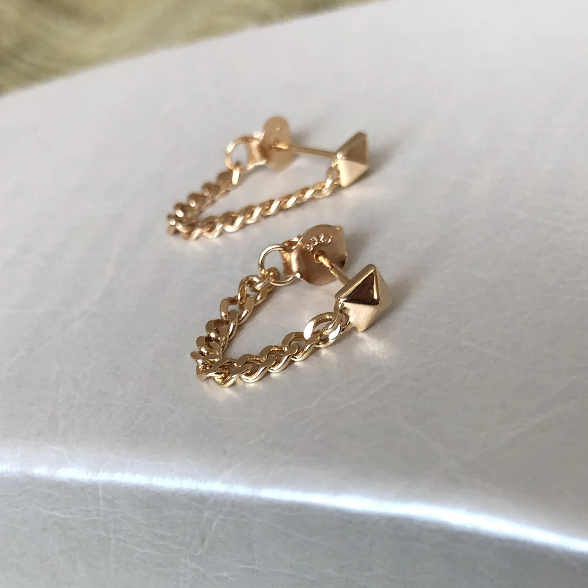 VENTFILLE 925 Stamp Gold Color Temperament Small Chain Earrings Female Fashion Cold Wind Temperament Ear Jewelry
VENTFILLE 925 Stamp Gold Color Temperament Small Chain Earrings Female Fashion Cold Wind Temperament Ear Jewelry
