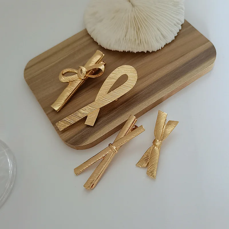 New Simple Metal Bowknot Hair Clips Gold Plated Cross Hair Pins Barrettes Women Quality Side Clips Duck Clips Hair Accessories
New Simple Metal Bowknot Hair Clips Gold Plated Cross Hair Pins Barrettes Women Quality Side Clips Duck Clips Hair Accessories