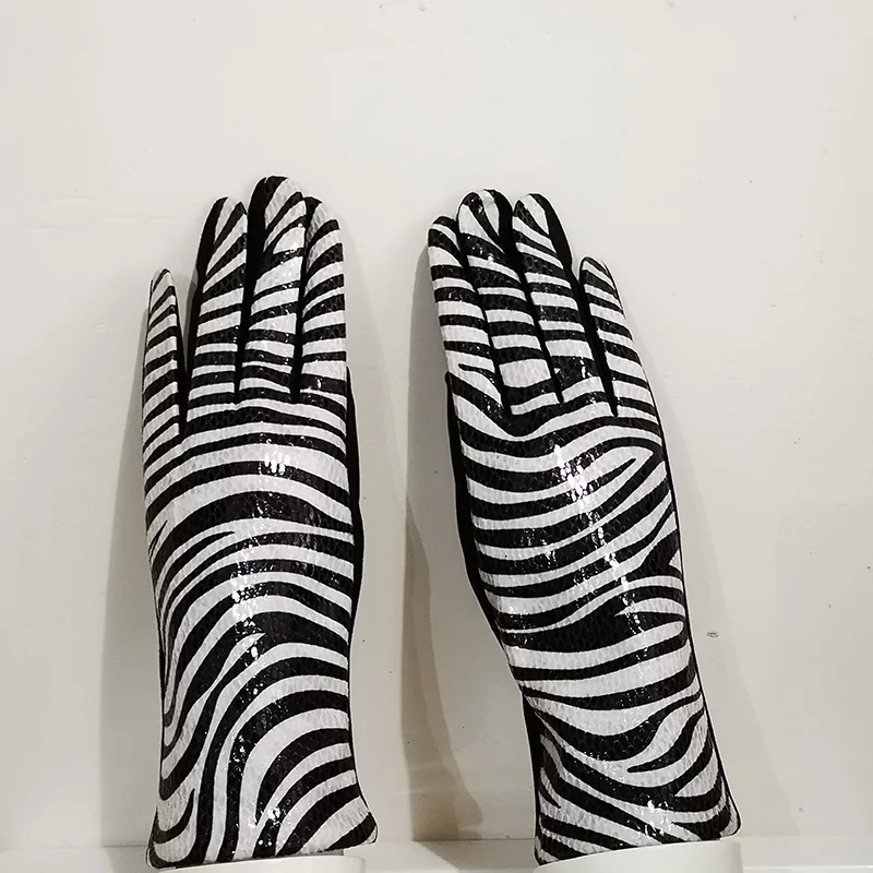 Women Touch Screen Gloves Winter Faux Animal Leather stripe Pattern Driving gloves Suede Velvet Thicken Warm Leopard Gloves H85
Women Touch Screen Gloves Winter Faux Animal Leather stripe Pattern Driving gloves Suede Velvet Thicken Warm Leopard Gloves H85