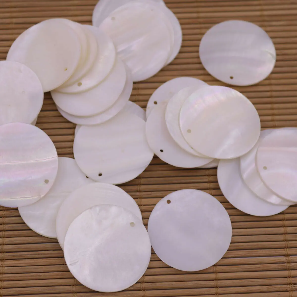 50 PCS 30mm Round Coin Shell Natural White Beige Mother of Pearl Loose Beads free shipping
50 PCS 30mm Round Coin Shell Natural White Beige Mother of Pearl Loose Beads free shipping