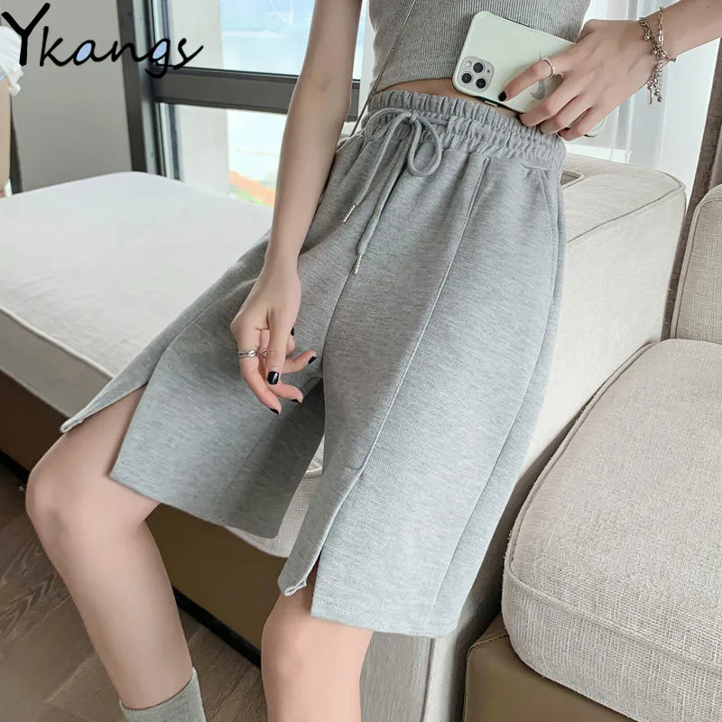 Solid Color Split Wide-leg Shorts Summer Loose Breathable Women's High Waist Shorts New Slim Versatile Sports Five-point Pants
Solid Color Split Wide-leg Shorts Summer Loose Breathable Women's High Waist Shorts New Slim Versatile Sports Five-point Pants