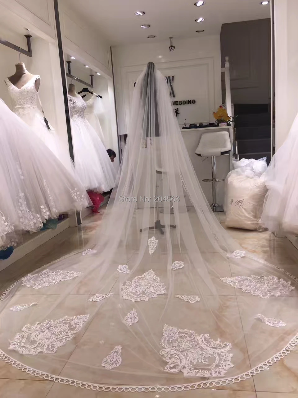 Unique Wedding Veil with Lace Appliques Long Church Bridal Veils with Comb QRD Wedding Accessories
Unique Wedding Veil with Lace Appliques Long Church Bridal Veils with Comb QRD Wedding Accessories