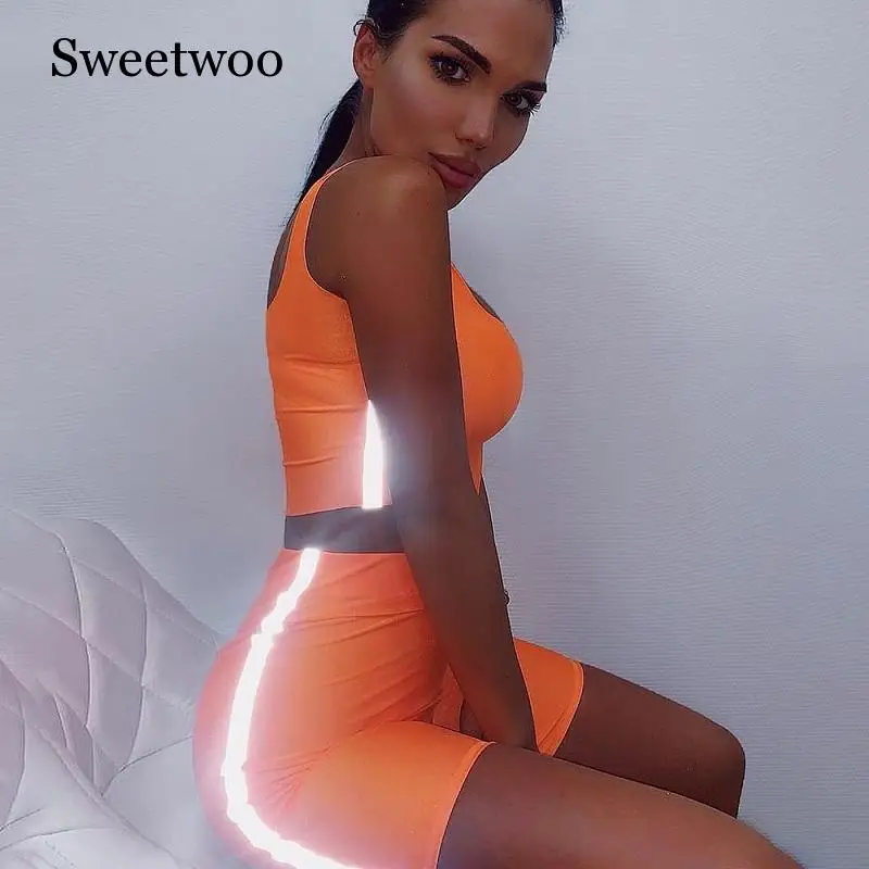 Women Yoga Sportwear 2pieces Sets Reflective Striped Patchwork Short Tank Top Elastic Waist Skinny Shorts Casual Outfits
Women Yoga Sportwear 2pieces Sets Reflective Striped Patchwork Short Tank Top Elastic Waist Skinny Shorts Casual Outfits