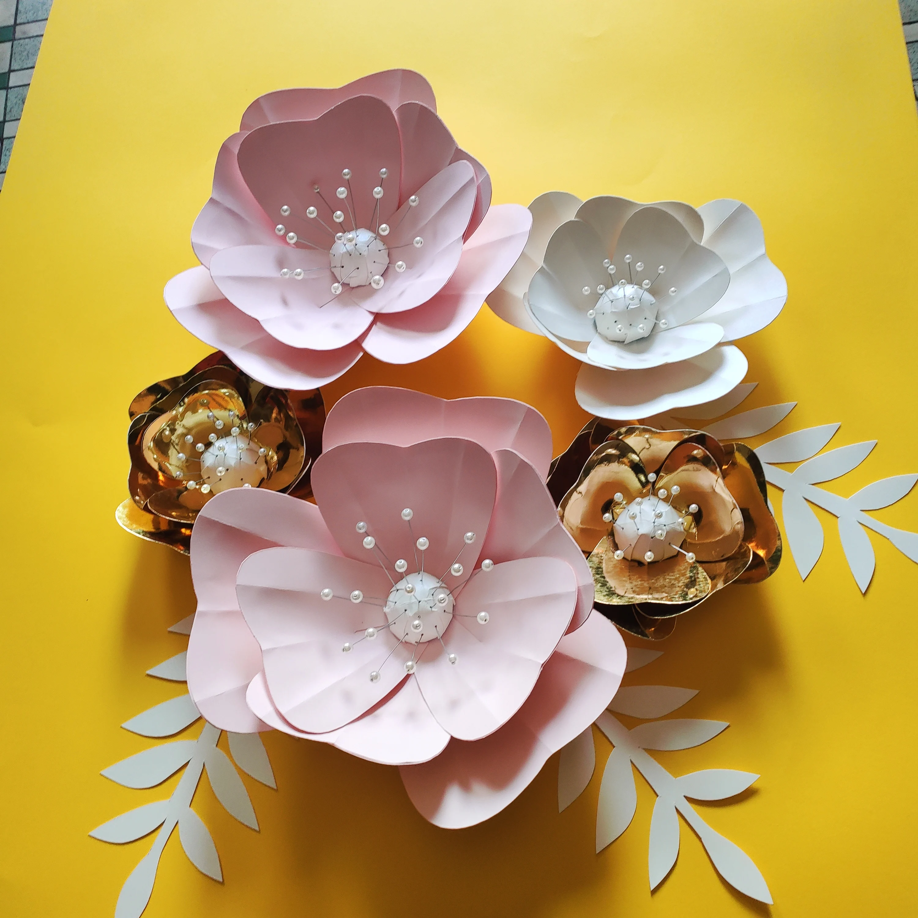 5 flowers plus 3 leaves Handmade flowers for holiday decoration, three-dimensional large-scale finished flowers for party
5 flowers plus 3 leaves Handmade flowers for holiday decoration, three-dimensional large-scale finished flowers for party