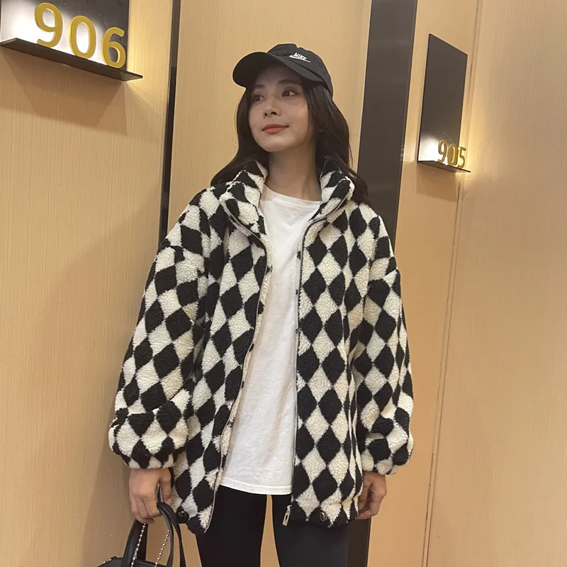 2023 Autumn Winter Stand Collar Plaid Faux Lamb Fur Coat Women Casual Warm Plush Outerwear Long Sleeve Casual Casaco Feminino
2023 Autumn Winter Stand Collar Plaid Faux Lamb Fur Coat Women Casual Warm Plush Outerwear Long Sleeve Casual Casaco Feminino