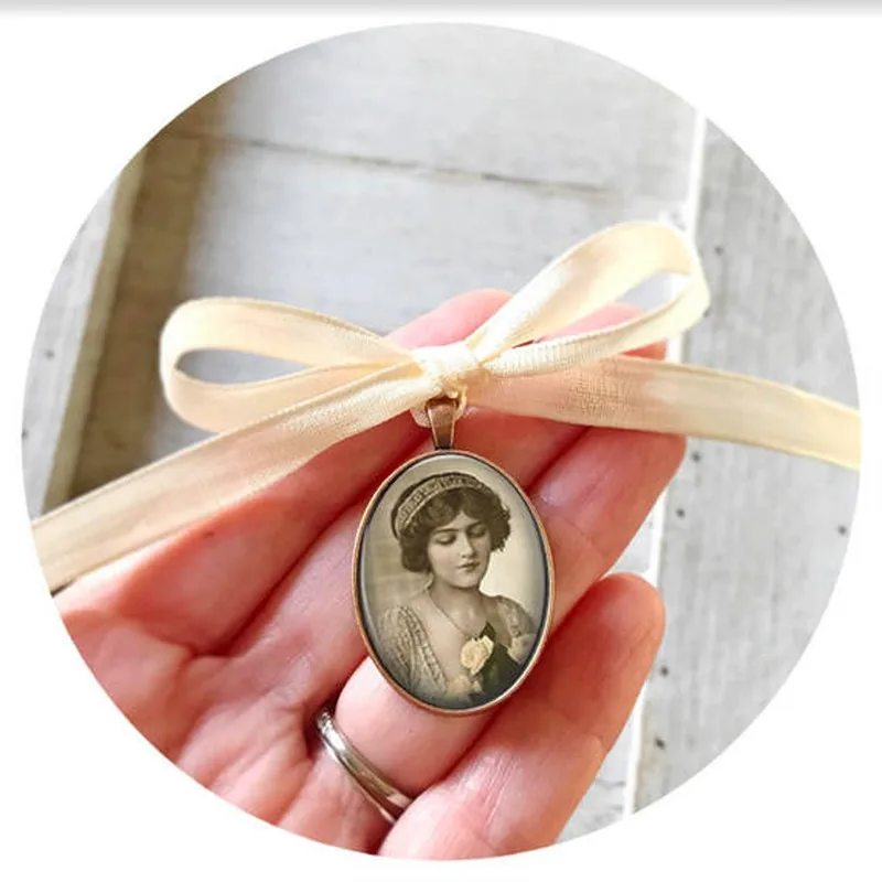 Bouquet Charm, Bridal Bouquet Charm, Memorial Photo Charm, Oval Pendant, Custom picture & Wording, 1 to 4 charms, gift for bride
Bouquet Charm, Bridal Bouquet Charm, Memorial Photo Charm, Oval Pendant, Custom picture & Wording, 1 to 4 charms, gift for bride
