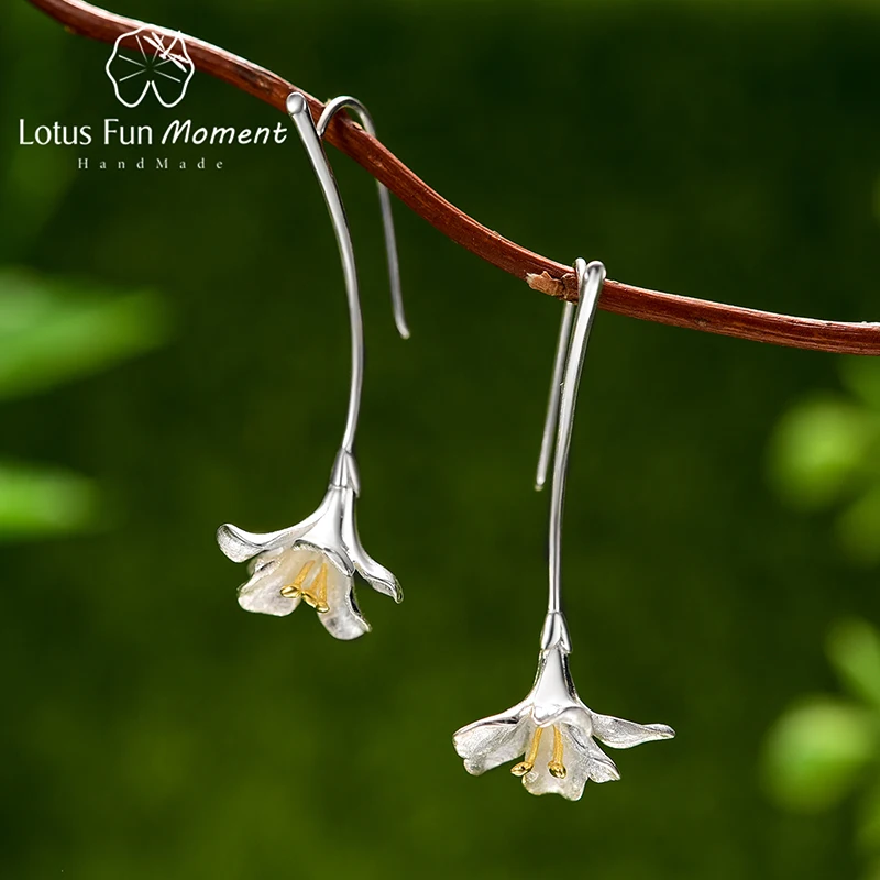 Необычные длинные элегантные висячие серьги Lotus Fun Moment с цветком фрезии для женщин, роскошные свадебные украшения из стерлингового серебра 925 пробы
Необычные длинные элегантные висячие серьги Lotus Fun Moment с цветком фрезии для женщин, роскошные свадебные украшения из стерлингового серебра 925 пробы