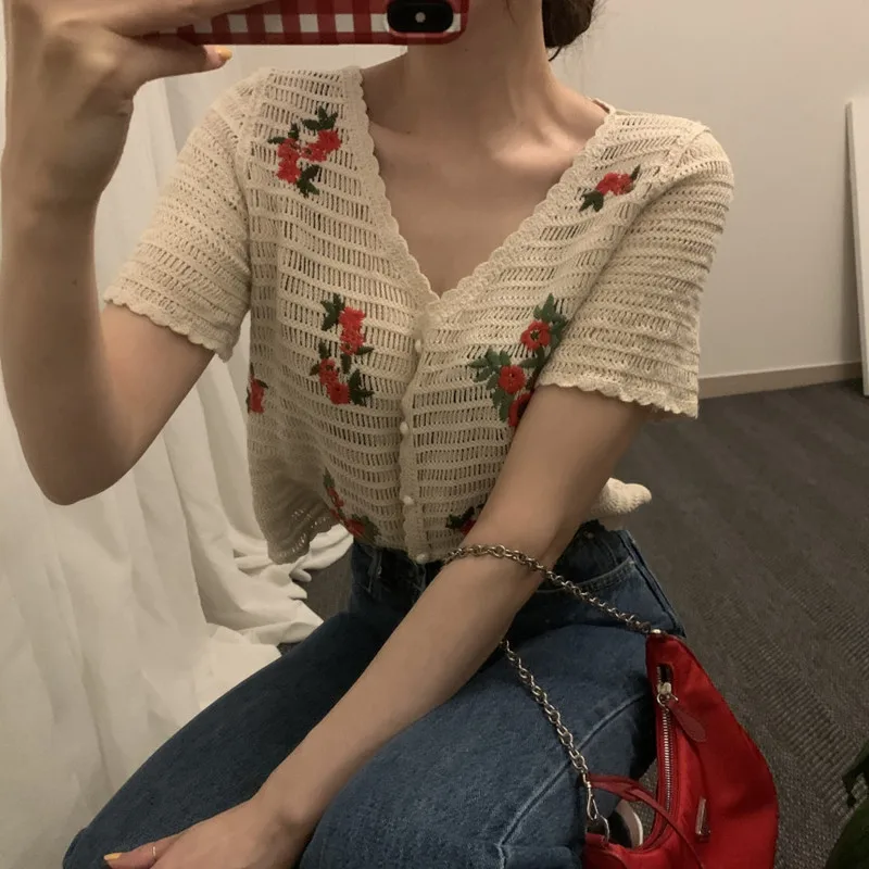 Women Embroidery Flower Sweet Tops Summer Vintage V-neck short sleeve Pearl buttons Casual Thin Knitted Korean chic 2024 new
Women Embroidery Flower Sweet Tops Summer Vintage V-neck short sleeve Pearl buttons Casual Thin Knitted Korean chic 2024 new