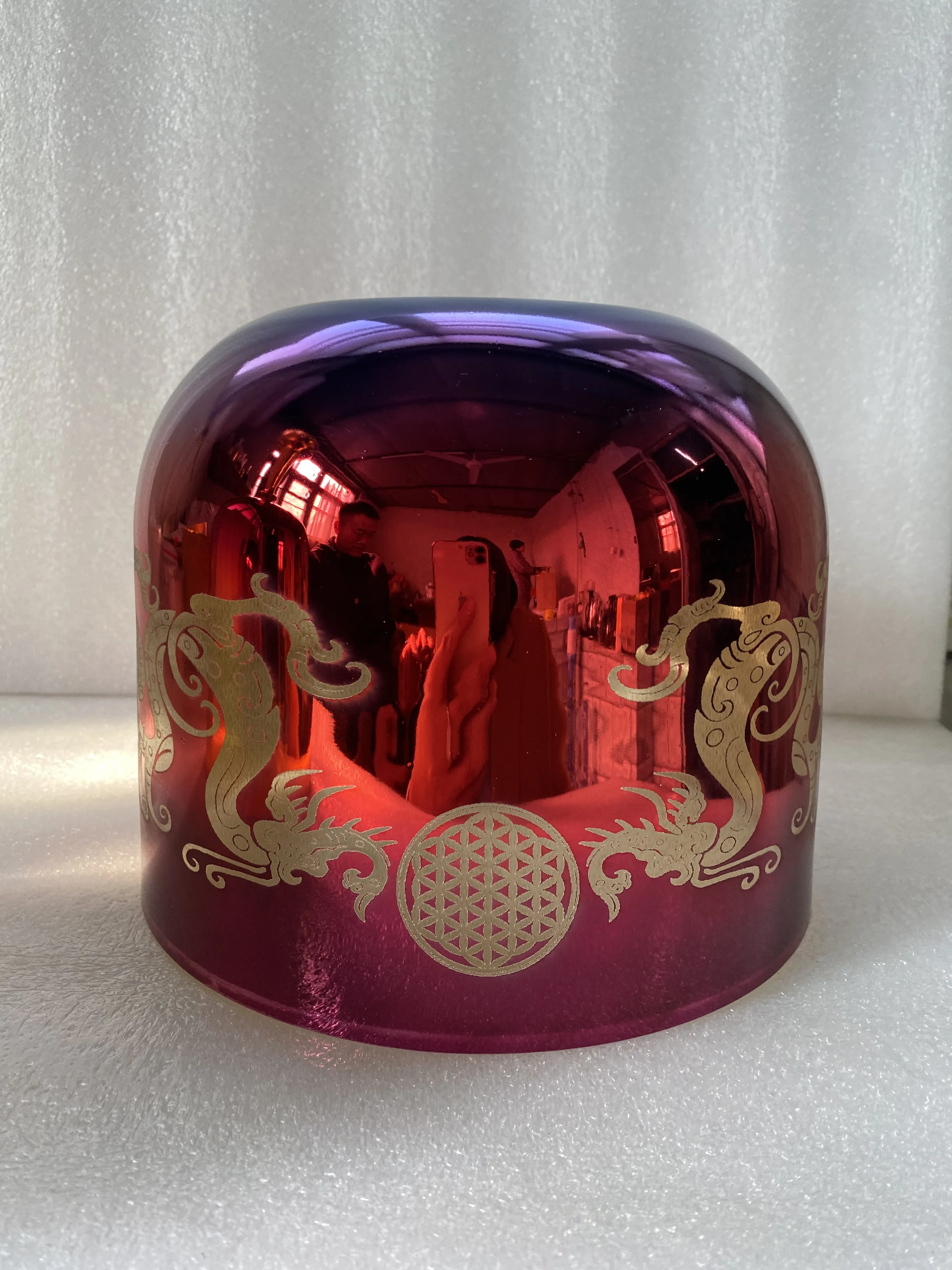 3rd octave "C" note perfect pitch red mixed purple shinny crystal singing bowl with dragon & flower of life design 432Hz
3rd octave "C" note perfect pitch red mixed purple shinny crystal singing bowl with dragon & flower of life design 432Hz