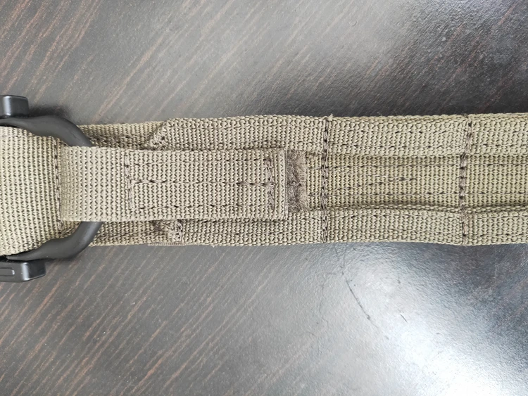 Cinturón táctico plegado mostrando su diseño compacto