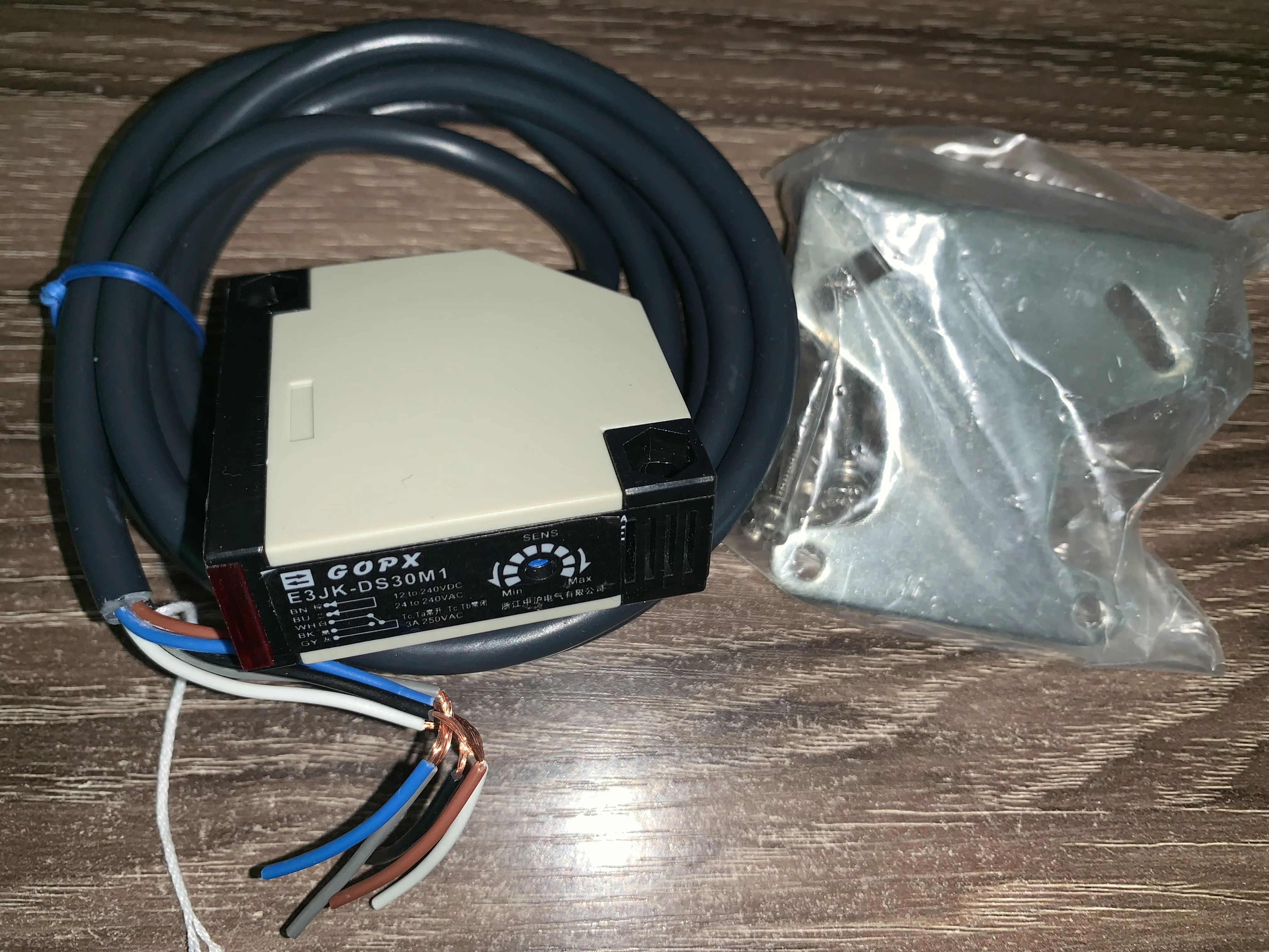 Фотоэлектрический переключатель E3JK-DS30M1 Универсальный датчик диффузного отражения AC-DC
Фотоэлектрический переключатель E3JK-DS30M1 Универсальный датчик диффузного отражения AC-DC