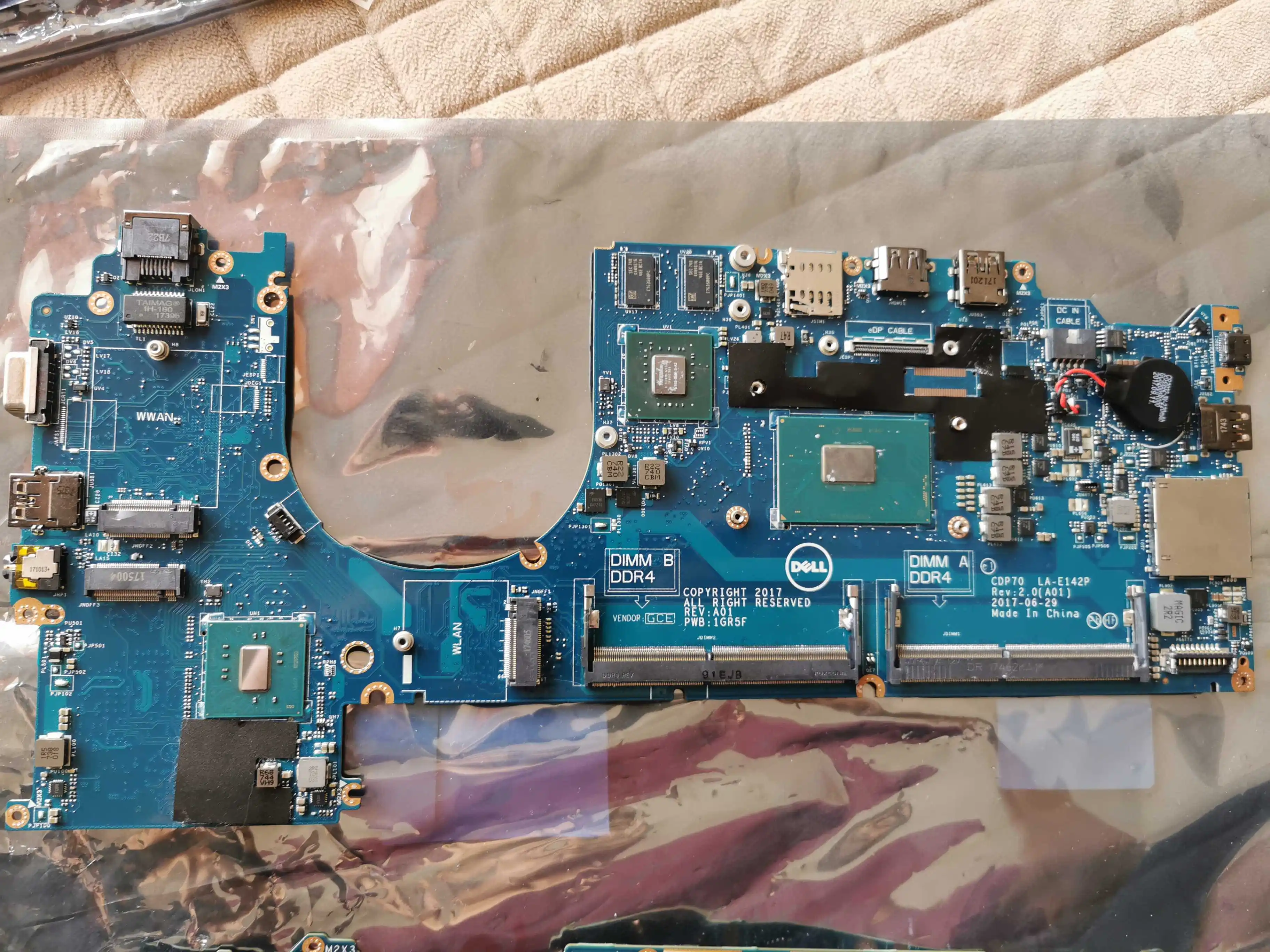 LA-E142P оригинальная материнская плата для ноутбука Dell E5480 I7-7820 FDNG8 0FDNG8 100% протестировано в порядке
LA-E142P оригинальная материнская плата для ноутбука Dell E5480 I7-7820 FDNG8 0FDNG8 100% протестировано в порядке