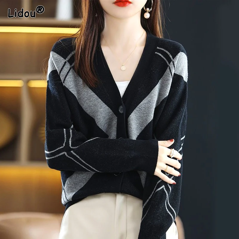 2023 New Autumn and Winter Casual Minimalist Loose V-neck Patchwork Contrasting Color Versatile Long Sleeved Sweater Cardigan
2023 New Autumn and Winter Casual Minimalist Loose V-neck Patchwork Contrasting Color Versatile Long Sleeved Sweater Cardigan