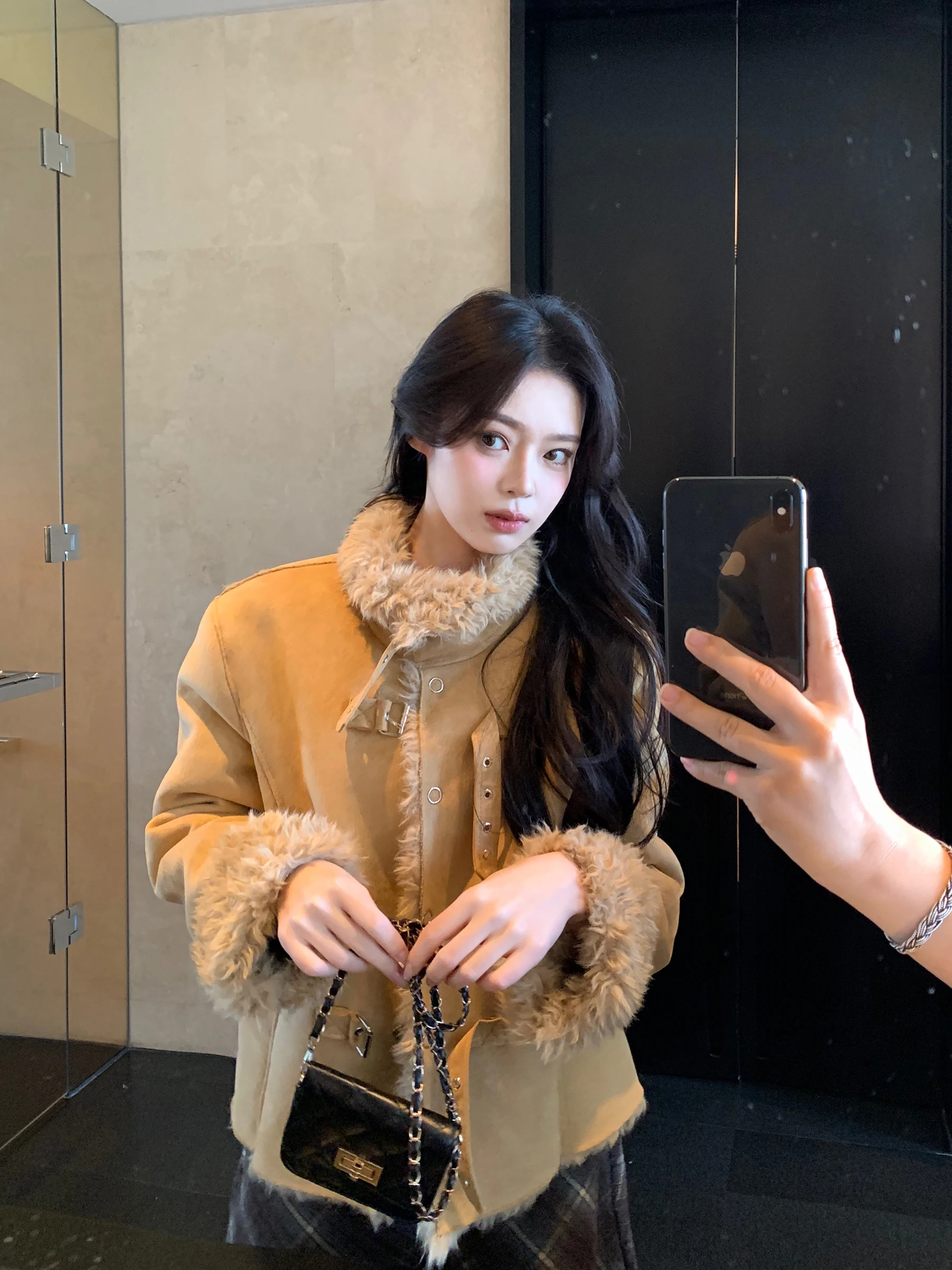 Женская утепленная куртка из овчины Buou: теплая, из натуральной кожи и меха, осенне-зимняя, элегантная, из смесового полиэстера
Женская утепленная куртка из овчины Buou: теплая, из натуральной кожи и меха, осенне-зимняя, элегантная, из смесового полиэстера