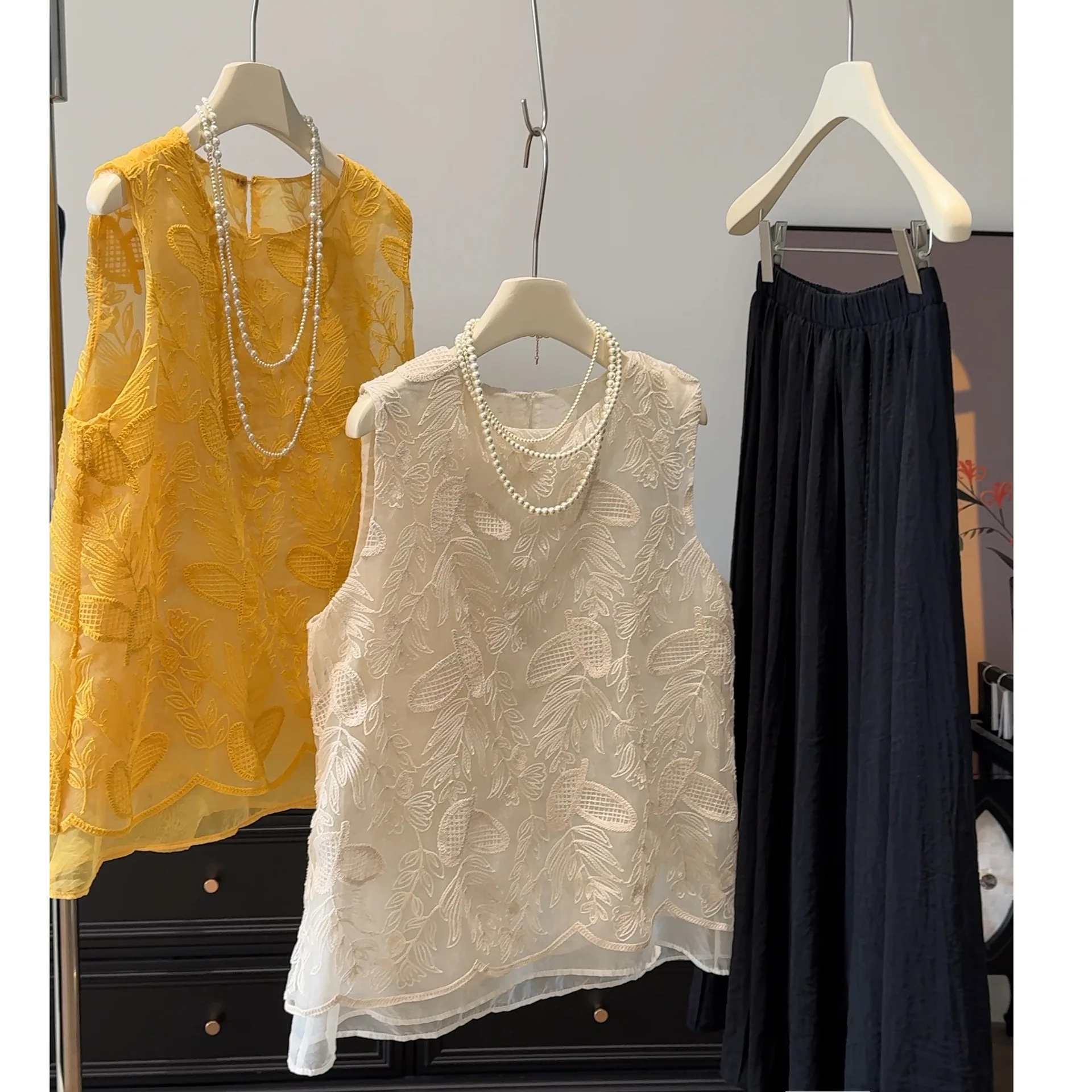 Fake Two-piece Embroidered Sleeveless Vest Blouse 2025 Summer Korean Style Loose and Thin Casual Round Neck Women's T-shirt
Fake Two-piece Embroidered Sleeveless Vest Blouse 2025 Summer Korean Style Loose and Thin Casual Round Neck Women's T-shirt