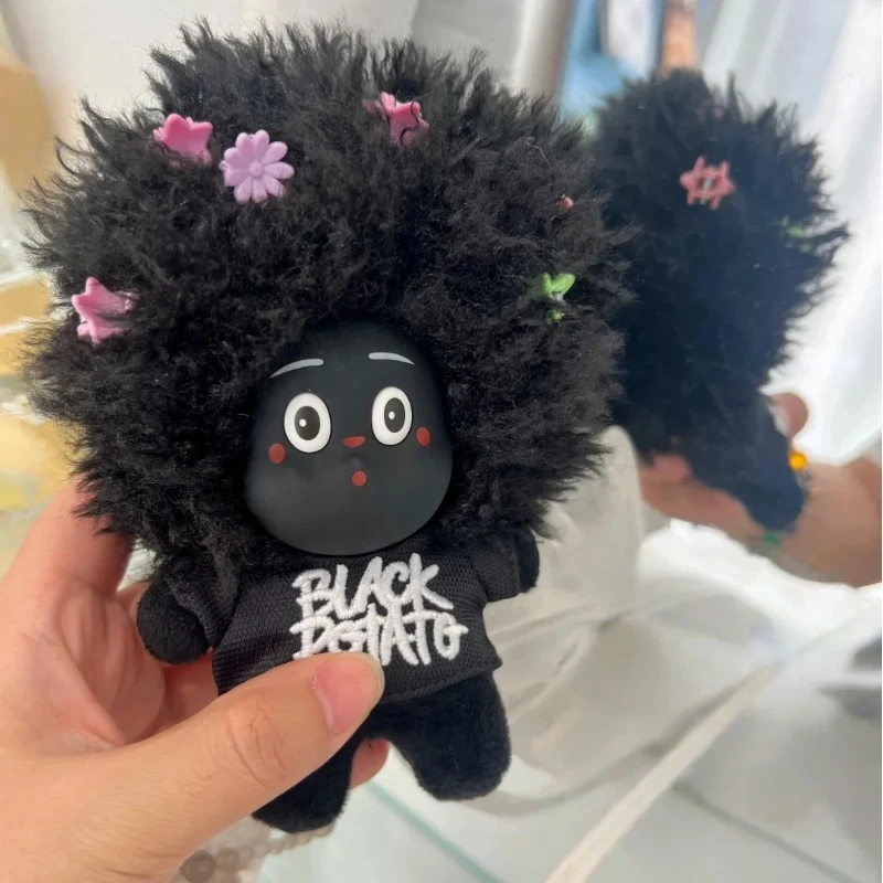 Новый черный плюшевый брелок-игрушка в виде картофеля с кудрявыми волосами, милая мягкая кукла с цветочными зажимами, подвеска для сумки, подарок на день рождения для детей и взрослых, в наличии
Новый черный плюшевый брелок-игрушка в виде картофеля с кудрявыми волосами, милая мягкая кукла с цветочными зажимами, подвеска для сумки, подарок на день рождения для детей и взрослых, в наличии