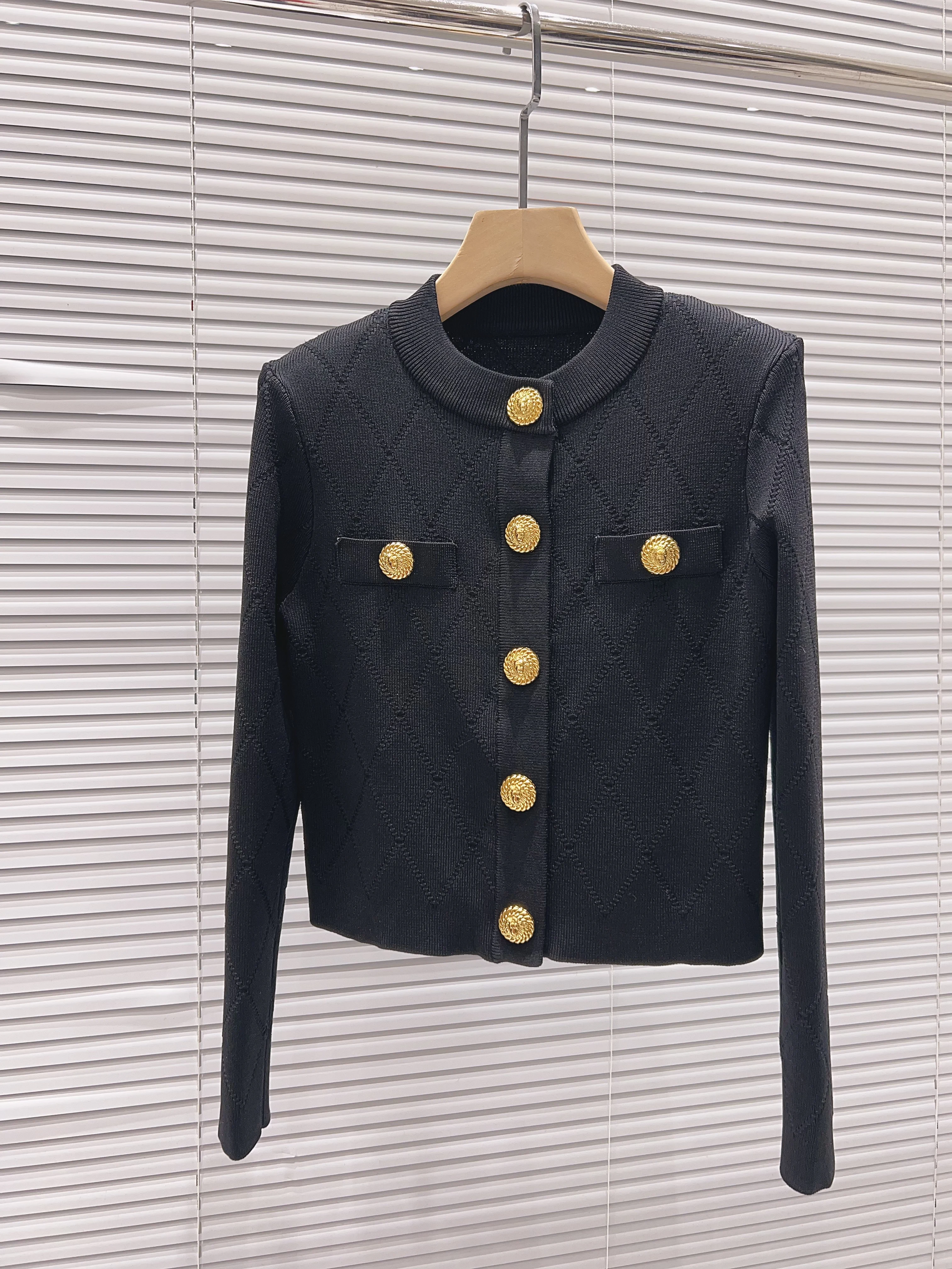 Slim Fit Metal Buckle Knitted Cardigan Coat Women's Black Short Outerwear Double Pocket Design Luxury Style Long Sleeve round...
Slim Fit Metal Buckle Knitted Cardigan Coat Women's Black Short Outerwear Double Pocket Design Luxury Style Long Sleeve round...