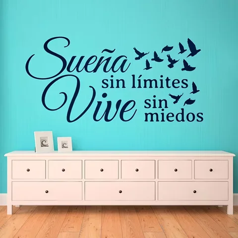 Un adesivo da parete con citazione ispiratrice spagnola che simboleggiano i sogni senza limiti, perfetto per decorare la tua studio, la camera da letto o