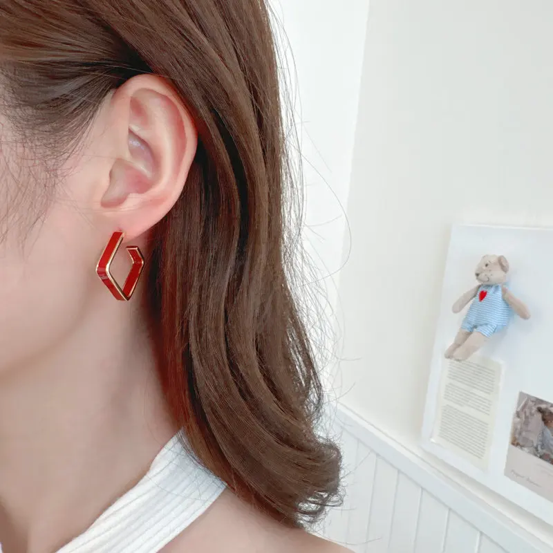 The popular autumn and winter color, Ankela red oil-dripping stud earrings, is a trendy square and simple earring for women 
The popular autumn and winter color, Ankela red oil-dripping stud earrings, is a trendy square and simple earring for women