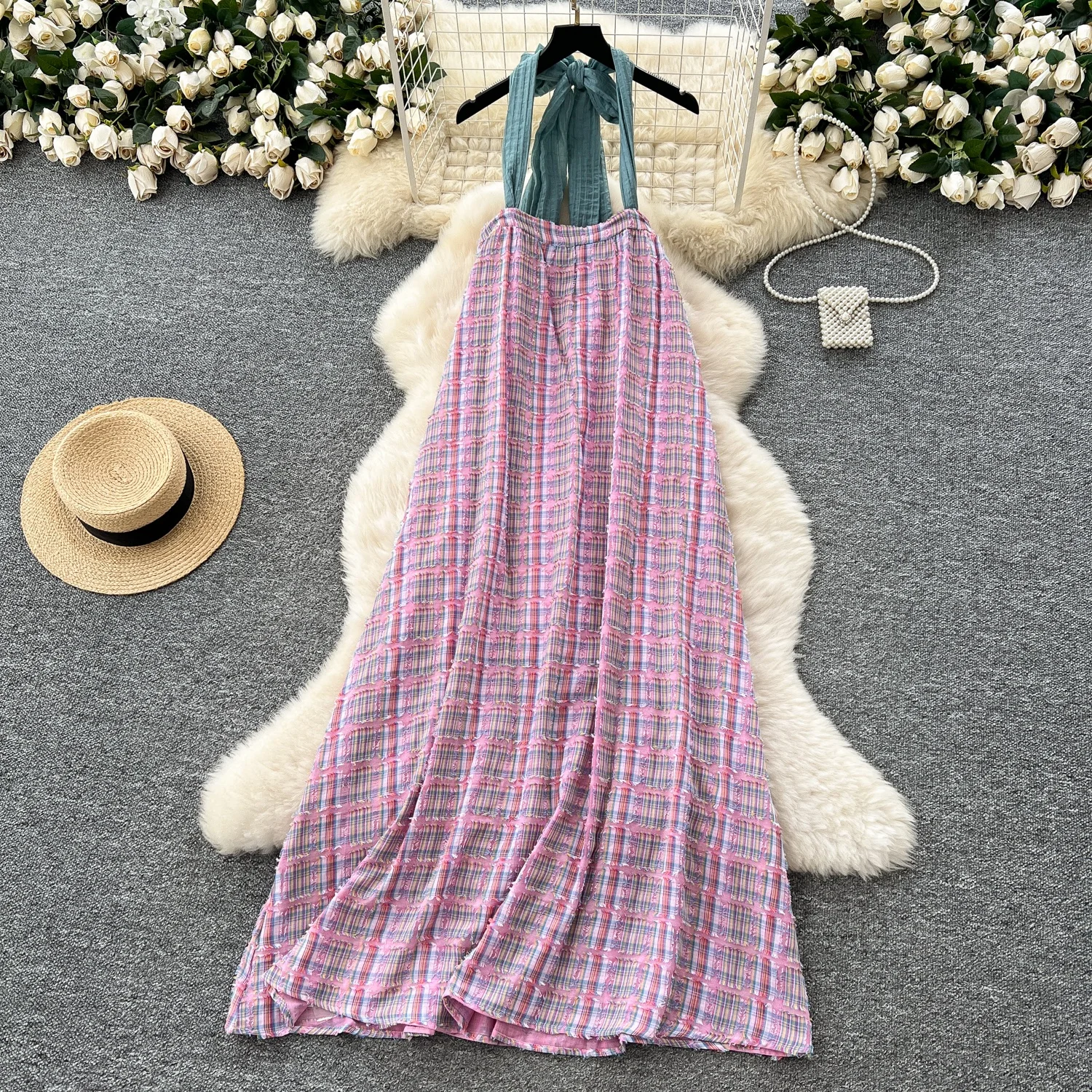 Clothland женское шикарное клетчатое платье с бретелькой на шее без рукавов с открытой спиной в клетку цельное женское милое платье миди Vestido QD975
Clothland женское шикарное клетчатое платье с бретелькой на шее без рукавов с открытой спиной в клетку цельное женское милое платье миди Vestido QD975