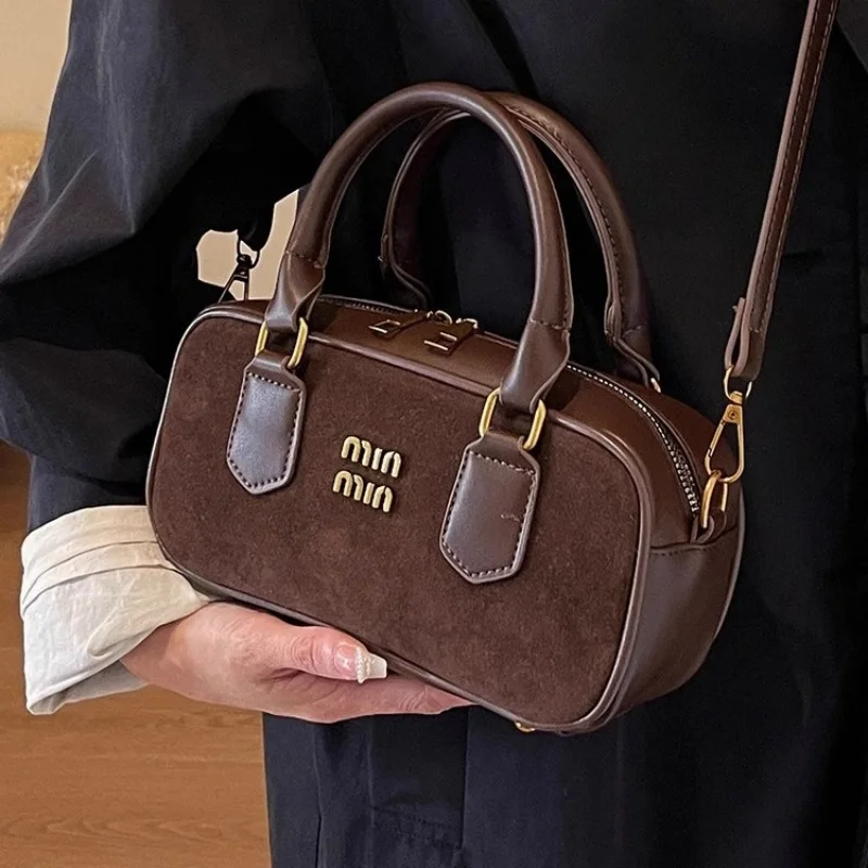 2025 fashion new bowling ladies bag light luxury niche large-capacity handbag boston pillow bag fashion portable messenger bag
2025 fashion new bowling ladies bag light luxury niche large-capacity handbag boston pillow bag fashion portable messenger bag