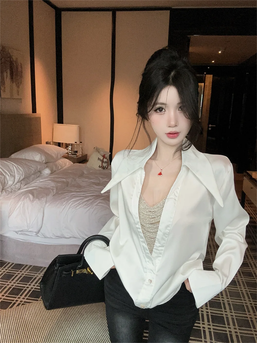 Дизайнерская женская блузка с воротником-стойкой, декорированная бусинами, весна-осень, высокое качество, легкая, роскошная, имитация двухслойности
Дизайнерская женская блузка с воротником-стойкой, декорированная бусинами, весна-осень, высокое качество, легкая, роскошная, имитация двухслойности