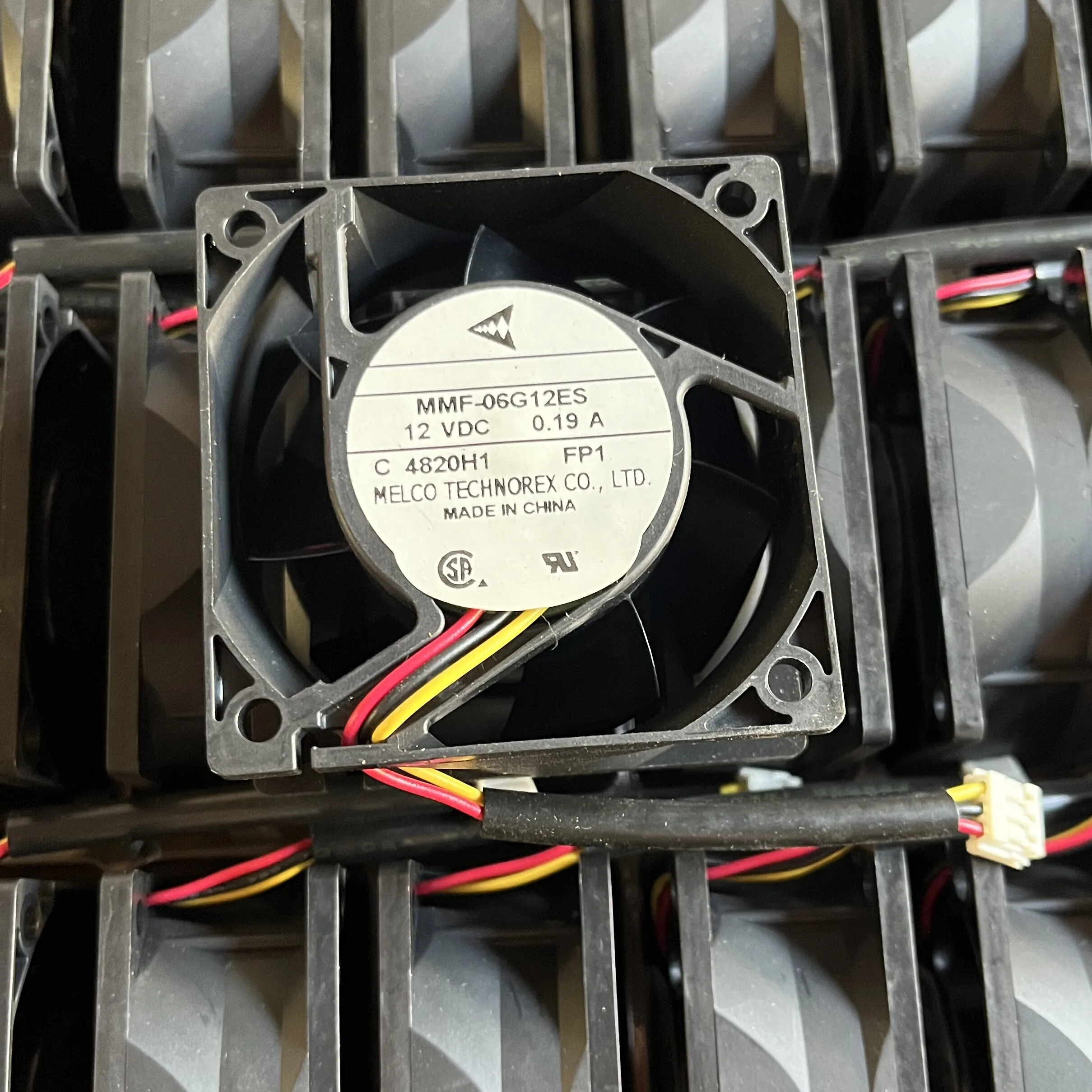 MELCO MMF-06G12ES FP1 DC 12 В 0,19 А 60x60x25 мм 3-проводной вентилятор охлаждения корпуса
MELCO MMF-06G12ES FP1 DC 12 В 0,19 А 60x60x25 мм 3-проводной вентилятор охлаждения корпуса