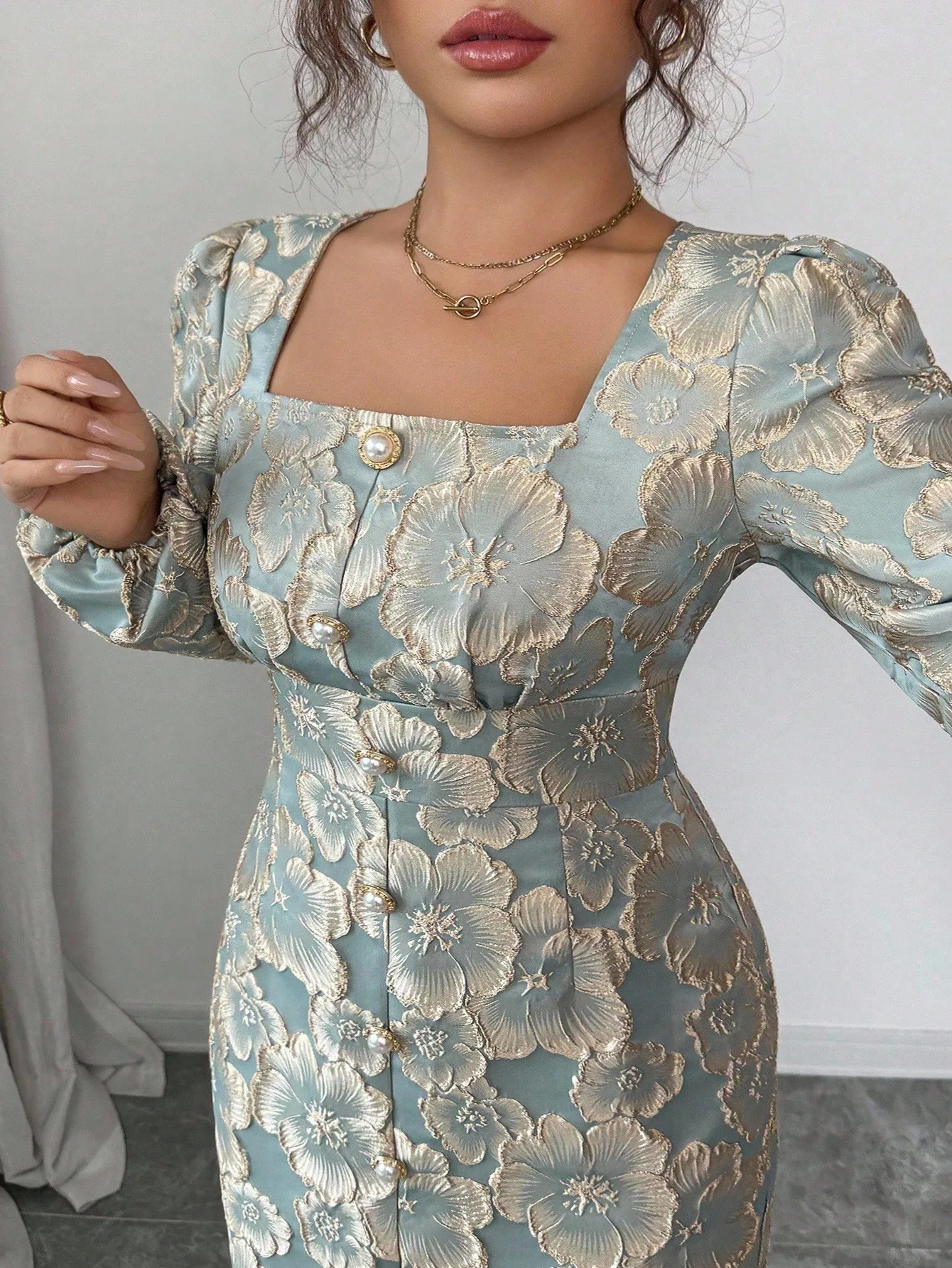 Элегантное платье миди с цветочной вышивкой, квадратным вырезом, пышными рукавами и жемчужными пуговицами
Элегантное платье миди с цветочной вышивкой, квадратным вырезом, пышными рукавами и жемчужными пуговицами