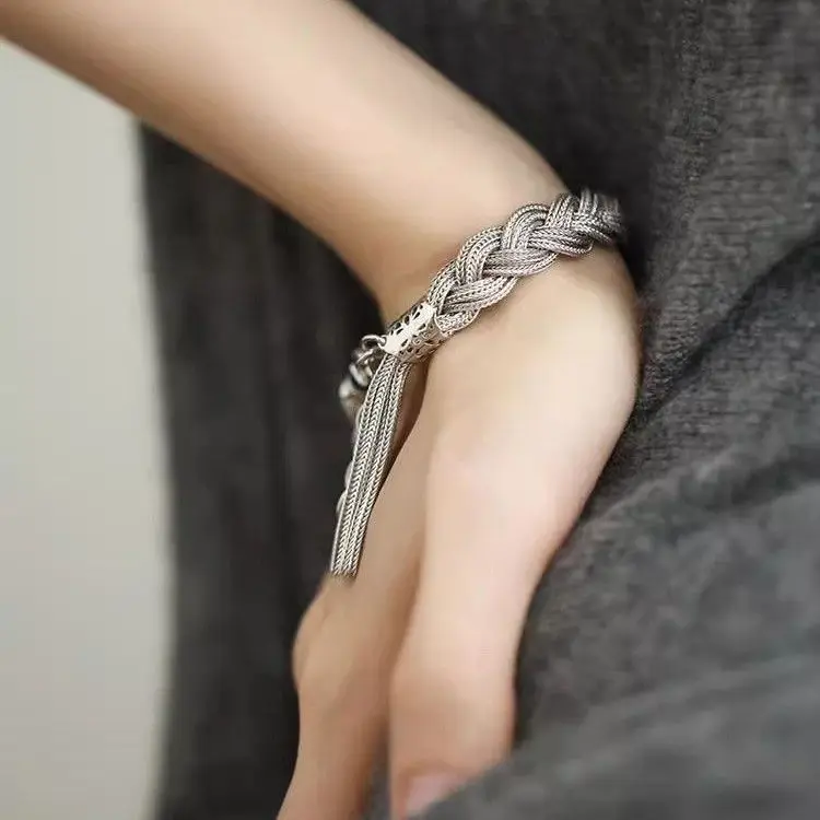 New Trendy Braided Bracelet for Women Unique Fashion Design High-End Light Luxury Cool Style Jewelry
New Trendy Braided Bracelet for Women Unique Fashion Design High-End Light Luxury Cool Style Jewelry
