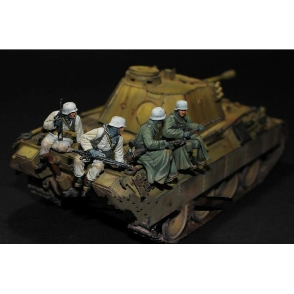 1/35 Resin figure unpainted model kit, military theme, German tank crew (4 persons) unassembled and unpainted GK, 874R
1/35 Resin figure unpainted model kit, military theme, German tank crew (4 persons) unassembled and unpainted GK, 874R
