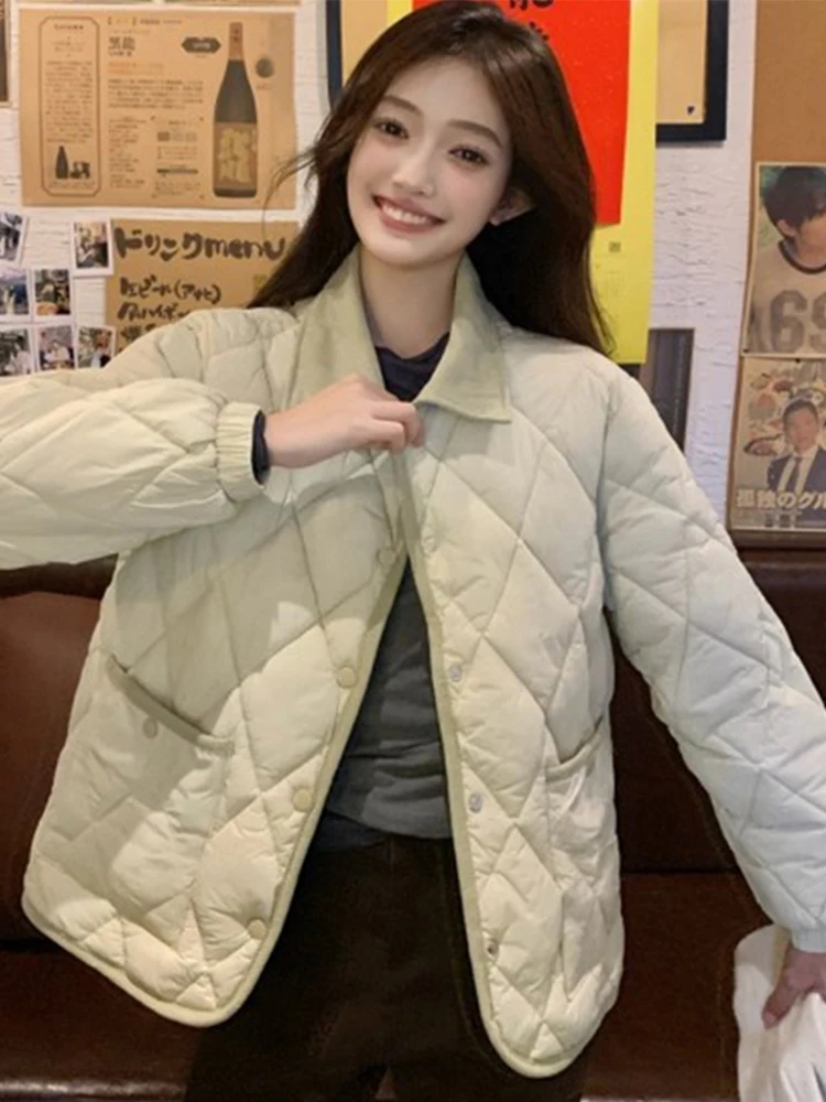 Утепленная хлопковая куртка с отложным воротником и ромбовидным узором, двойными карманами, в ретро-стиле, теплая, свободного кроя, для осени.
Утепленная хлопковая куртка с отложным воротником и ромбовидным узором, двойными карманами, в ретро-стиле, теплая, свободного кроя, для осени.