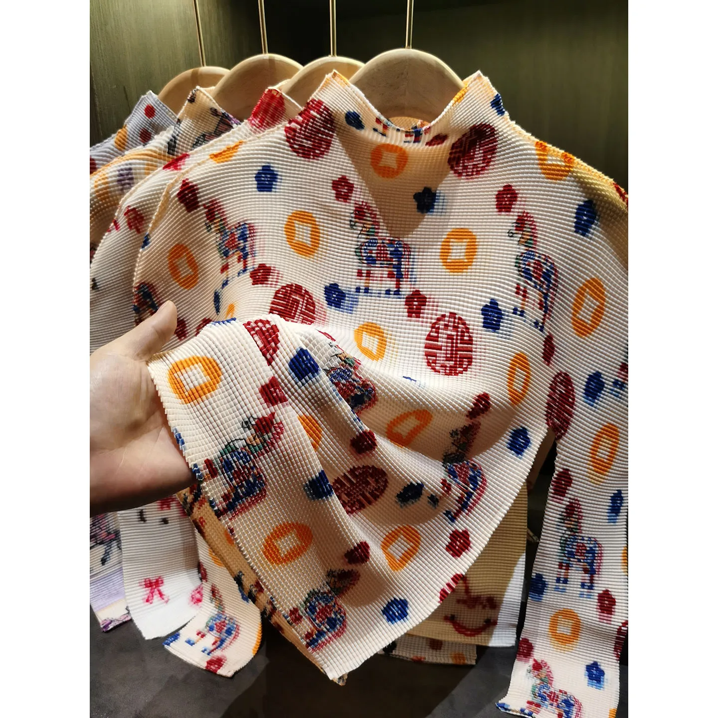 Miyake Pleated T-Shirt Summer New Style Chinese Style Pleated Base Shirt Half High Collar Printed Fashion Top Simple Versatile
Miyake Pleated T-Shirt Summer New Style Chinese Style Pleated Base Shirt Half High Collar Printed Fashion Top Simple Versatile