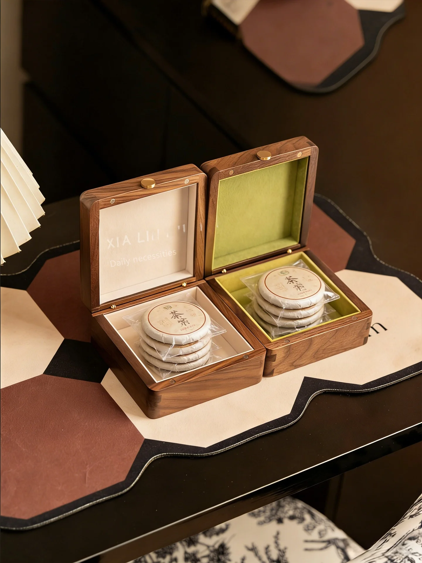 Portable Bla Walnut Wood Tea Cake Storage Box Premium Pu'er Tea Bag Holder Desktop Convenient Luxury Gift Box
Portable Bla Walnut Wood Tea Cake Storage Box Premium Pu'er Tea Bag Holder Desktop Convenient Luxury Gift Box