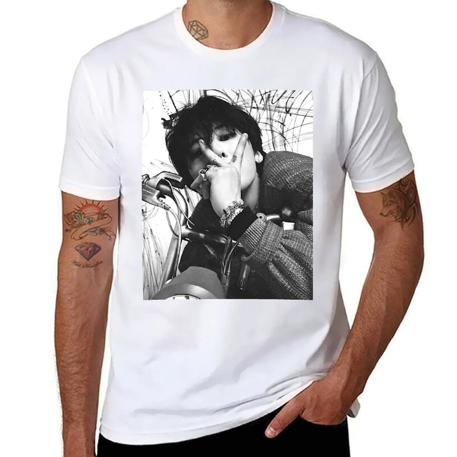 G-DRAGON übermensch black and white poster 2025 World Tour comeback Big Bang kpop group T-Shirt t shirt man casual T-Shirt
G-DRAGON übermensch black and white poster 2025 World Tour comeback Big Bang kpop group T-Shirt t shirt man casual T-Shirt