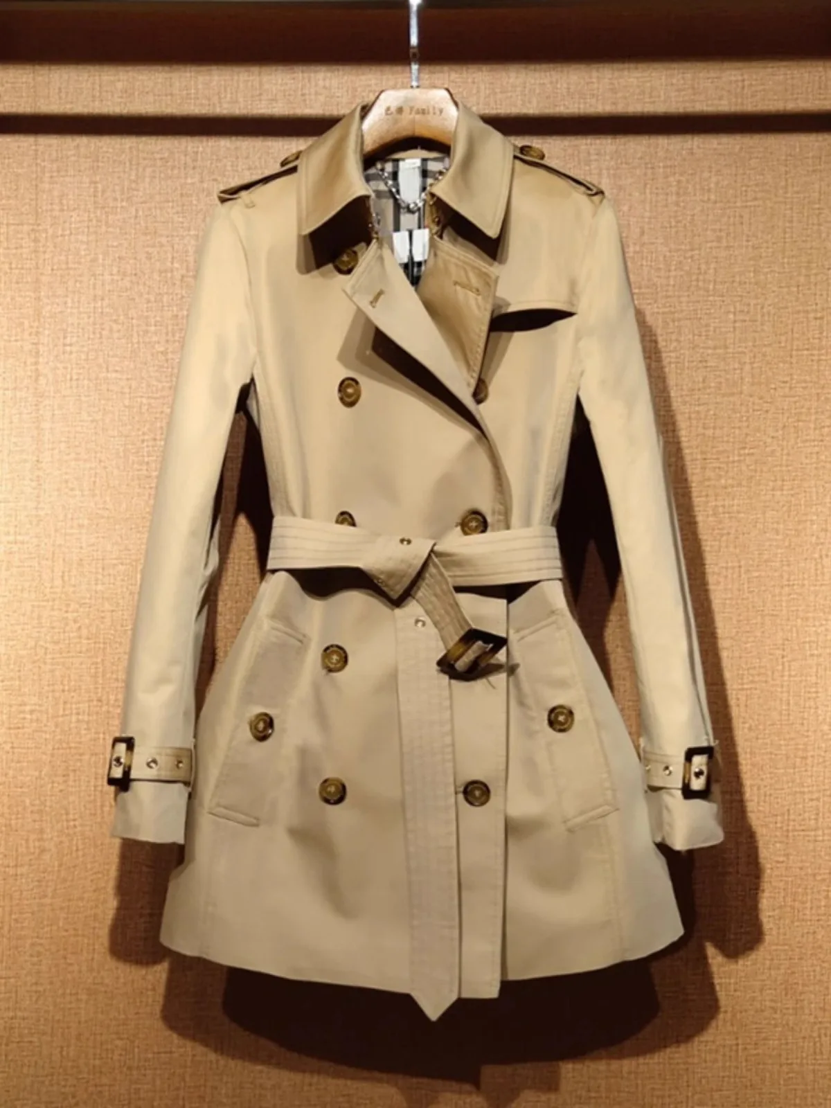 Женское пальто цвета хаки средней длины, весна-осень, новое, в стиле британского кэжуал, с поясом, модная верхняя одежда для повседневной носки, в корейском стиле...
Женское пальто цвета хаки средней длины, весна-осень, новое, в стиле британского кэжуал, с поясом, модная верхняя одежда для повседневной носки, в корейском стиле...