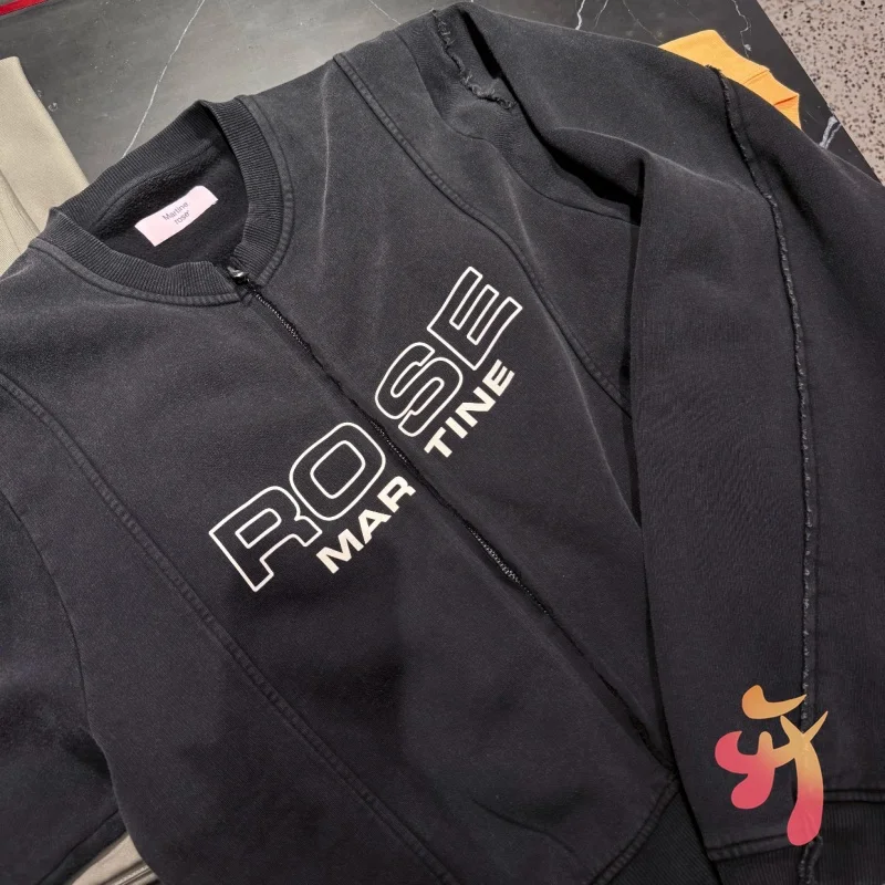 Новые уличные лоскутные куртки в стиле хип-хоп с розами в стиле ретро, потертый черный свитшот с буквенным логотипом, мужское и женское пальто на молнии большого размера 
Новые уличные лоскутные куртки в стиле хип-хоп с розами в стиле ретро, потертый черный свитшот с буквенным логотипом, мужское и женское пальто на молнии большого размера