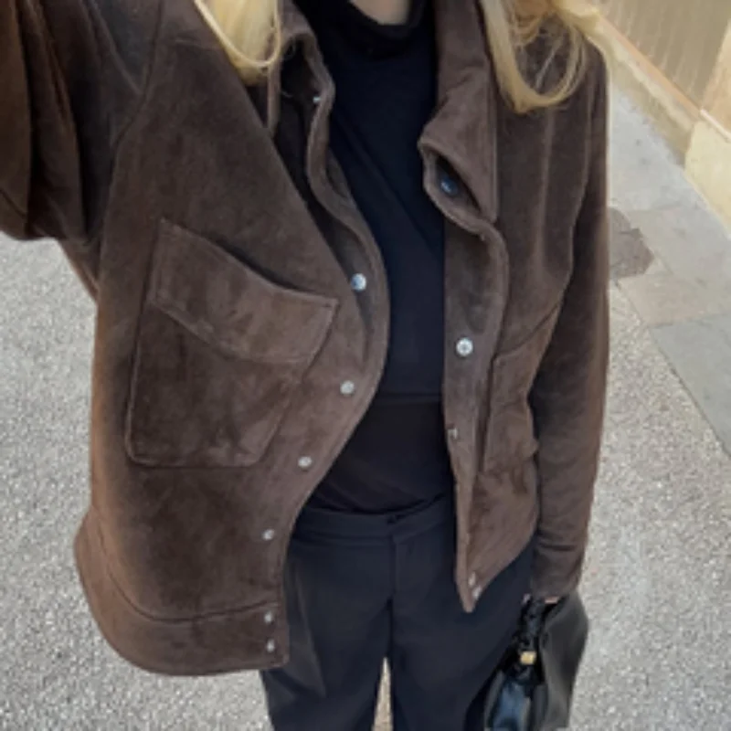Women's Classic Brown Suede Jacket Vintage Lapel Full Sleeve Pockets Versatile Jackets 2025 Autumn Lady Fashion Street Outwears
Women's Classic Brown Suede Jacket Vintage Lapel Full Sleeve Pockets Versatile Jackets 2025 Autumn Lady Fashion Street Outwears