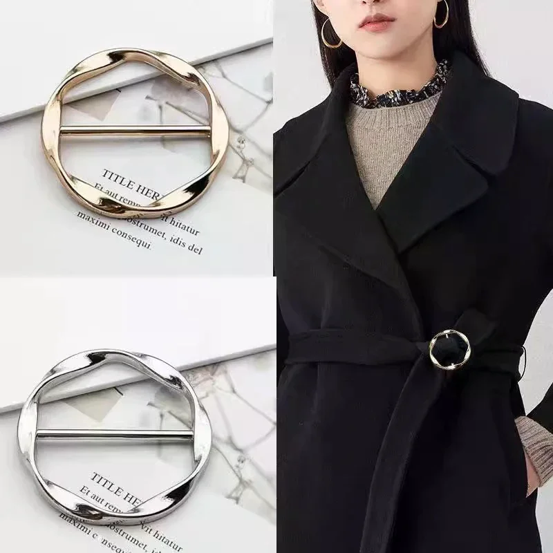 Heart-Shaped Pearl And Rhinestone Buckle On The Hem Of A Shirt - A Magical Tool For Securing Scarves
Heart-Shaped Pearl And Rhinestone Buckle On The Hem Of A Shirt - A Magical Tool For Securing Scarves