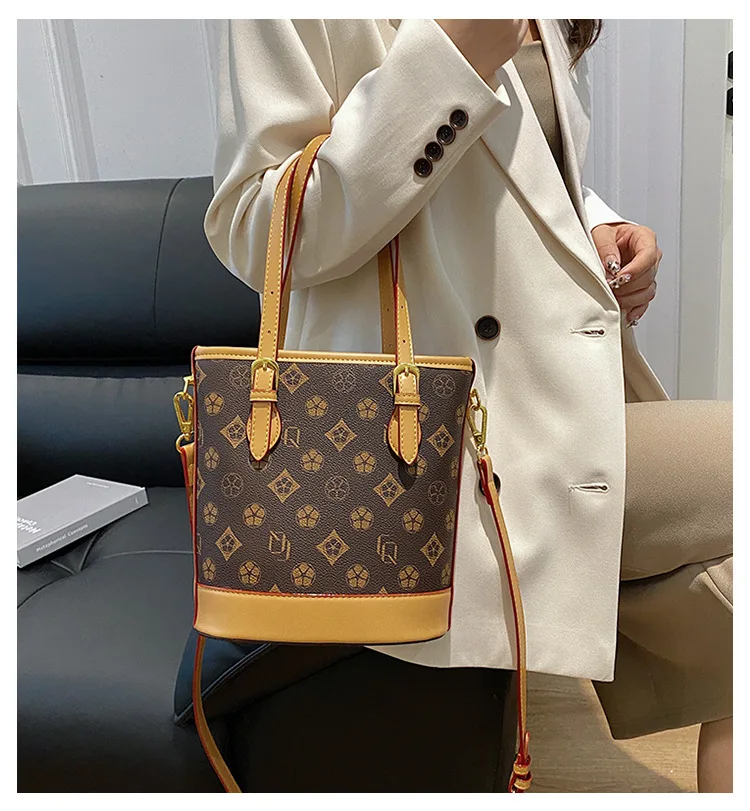 Fashion bucket bag for women with vintage print and versatile design. Women's hand-held shoulder bag or crossbody bag.
Fashion bucket bag for women with vintage print and versatile design. Women's hand-held shoulder bag or crossbody bag.